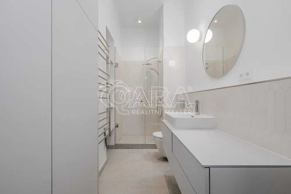 Дневна соба; дрвени под, природно светло, модерни стил, високи плафони