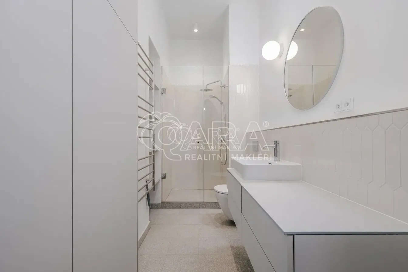 Дневна соба; дрвени под, природно светло, модерни стил, високи плафони