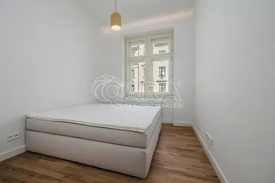 Кухиња; кухињски апарати, дрвени под, природно светло, модерни стил