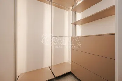 Дневна соба; дрвени под, природно светло, модерни стил, високи плафони