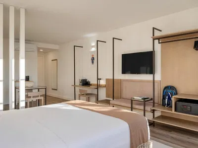 Cuisine; électroménager, parquet, lumière naturelle, style moderne