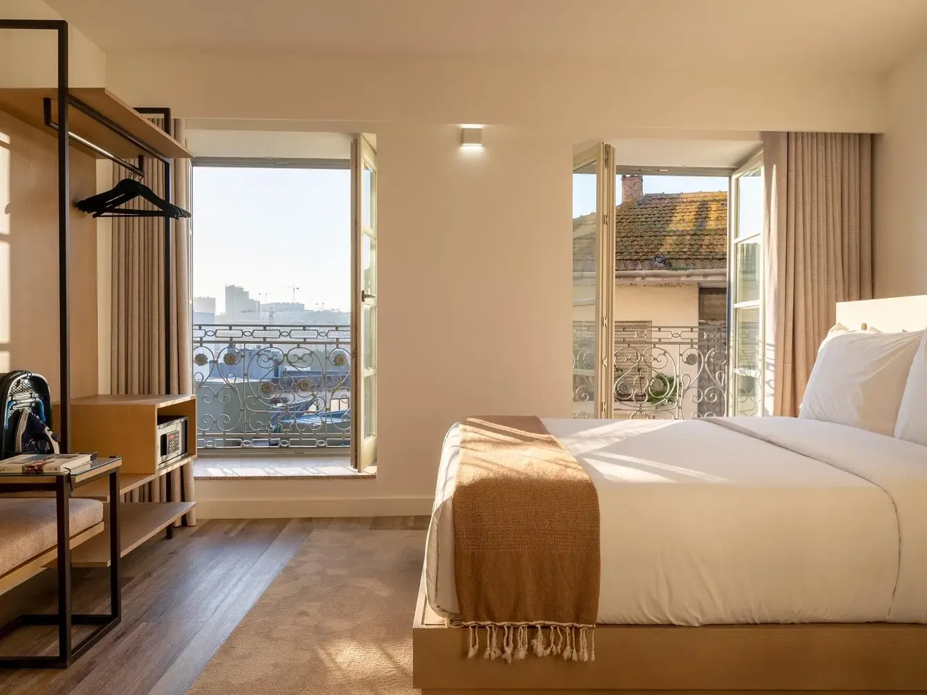 Cuisine; électroménager, parquet, lumière naturelle, style moderne