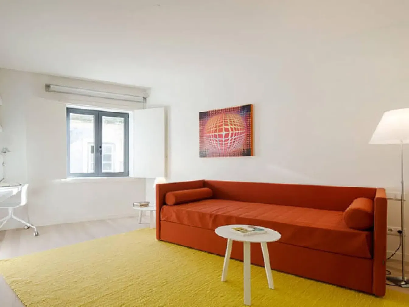 Küche; küchengeräte, holzboden, tageslicht, moderner stil