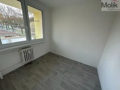 Кухиња; кухињски апарати, дрвени под, природно светло, модерни стил