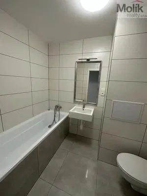 Дневна соба; дрвени под, природно светло, модерни стил