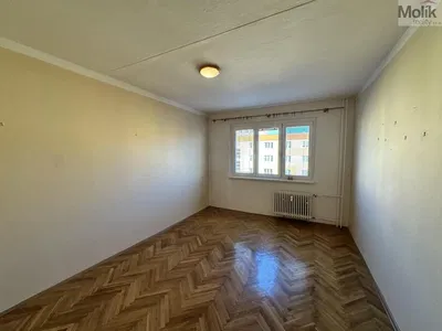 Дневна соба; дрвени под, природно светло, модерни стил, високи плафони