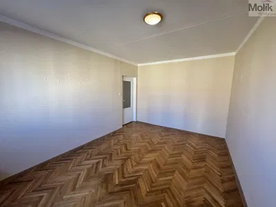 Дневна соба; дрвени под, природно светло, модерни стил, високи плафони