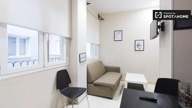 Cucina; elettrodomestici, pavimento in legno, luce naturale, stile moderno