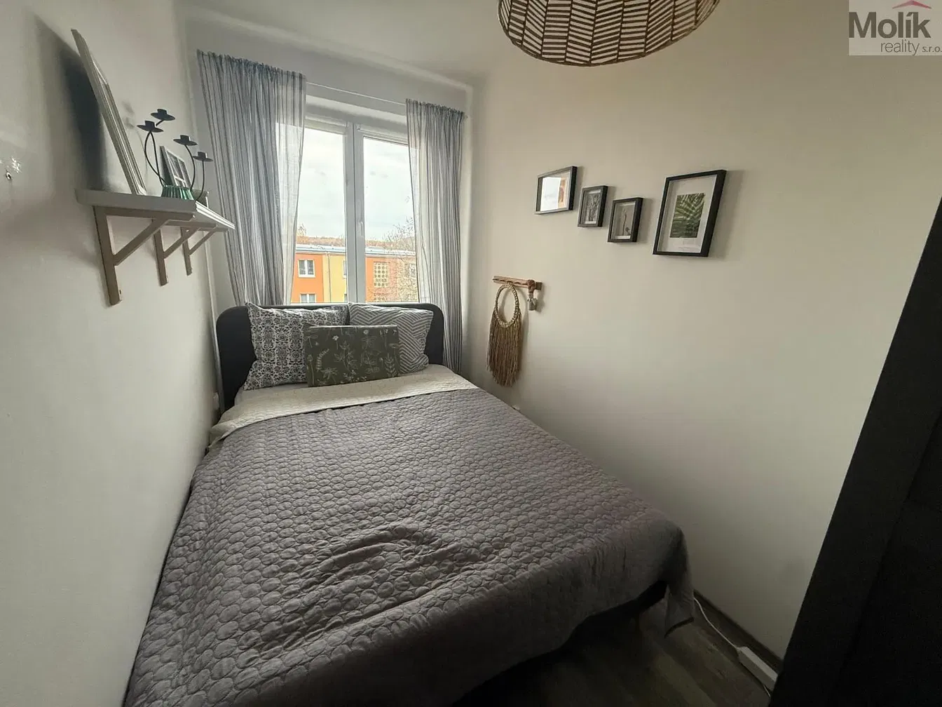 Dnevni boravak; drveni pod, prirodna svjetlost, moderan stil, visoki stropovi
