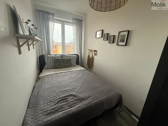 Living room; wood floor, natural light, modern style, high ceiling