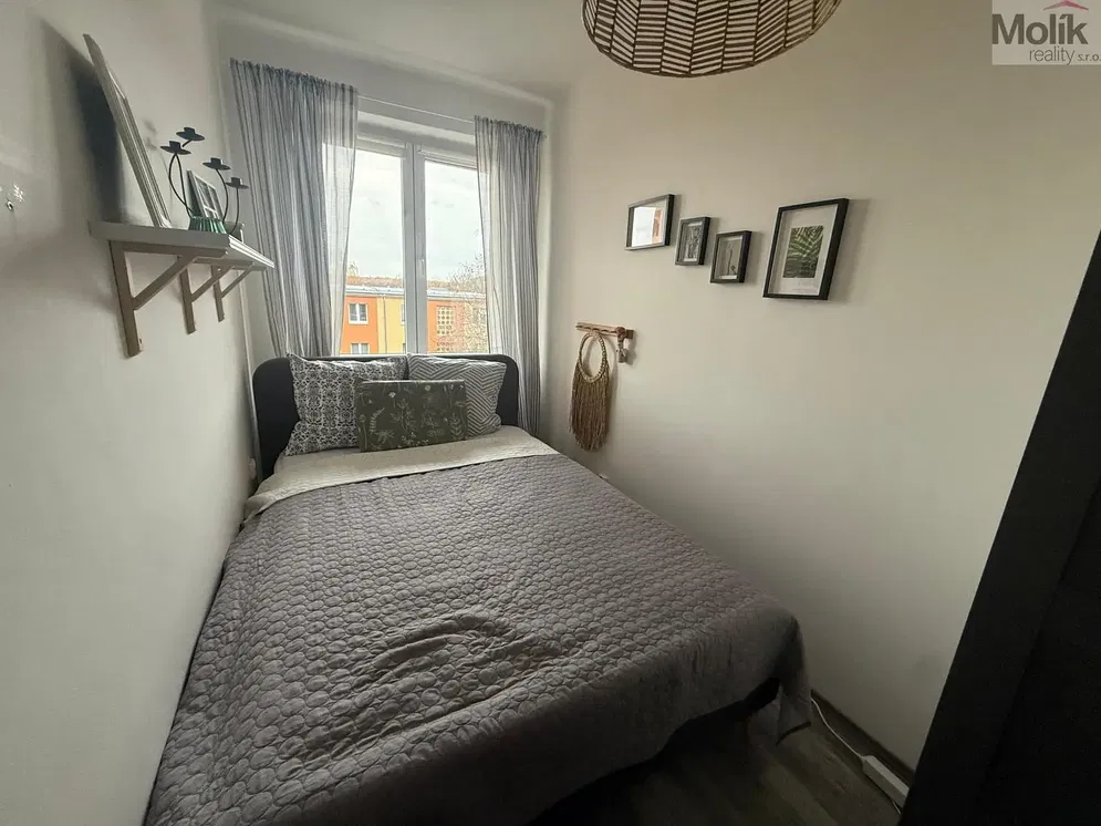 Dnevni boravak; drveni pod, prirodna svjetlost, moderan stil, visoki stropovi