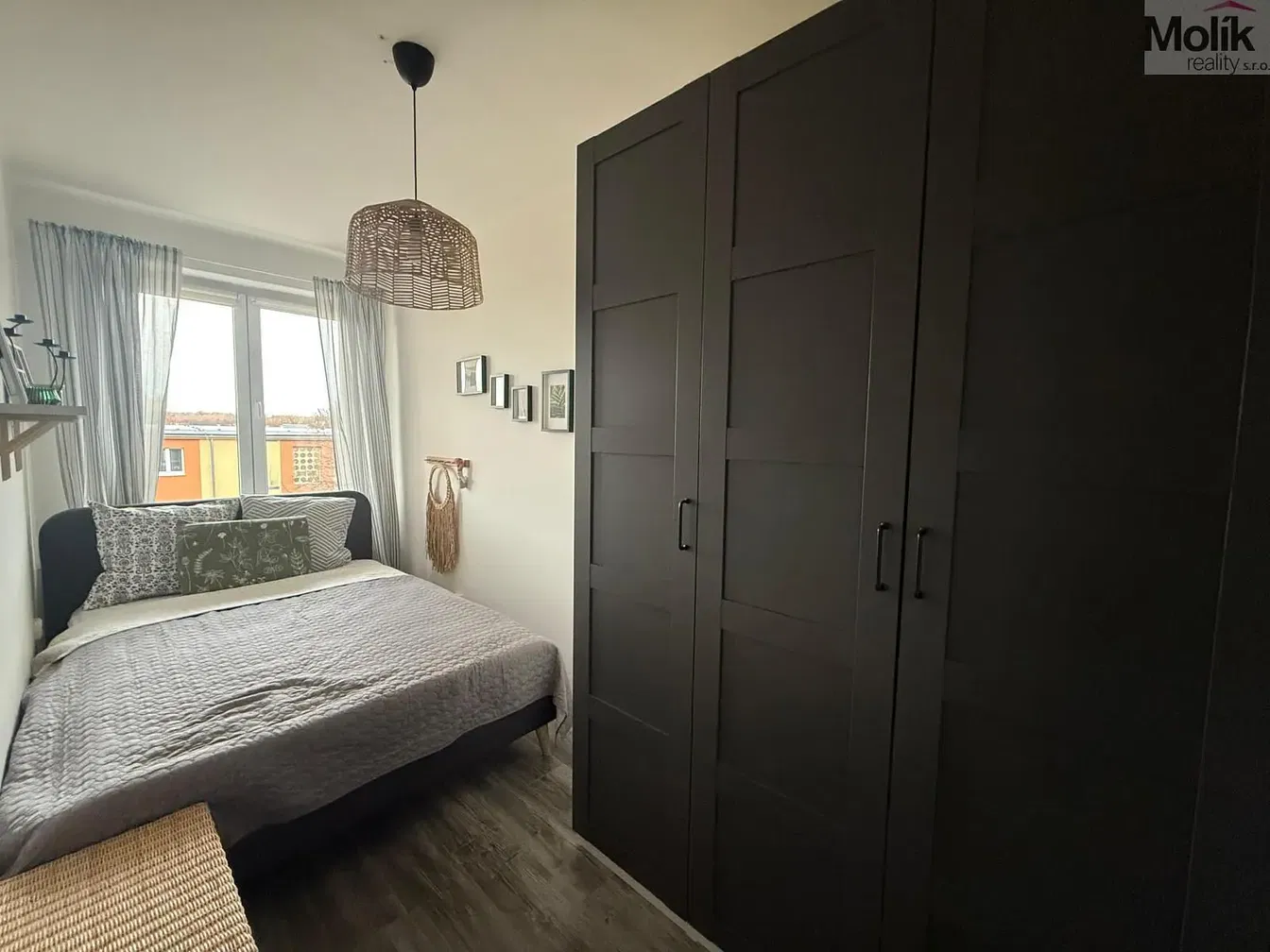 Kuhinja; kućanski aparati, drveni pod, prirodna svjetlost, moderan stil