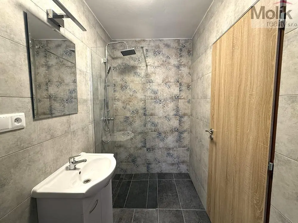 Küche; küchengeräte, holzboden, tageslicht, moderner stil
