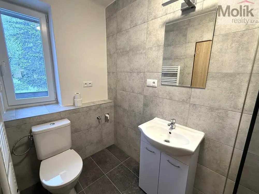 Wohnzimmer; holzboden, tageslicht, moderner stil, hohe decken