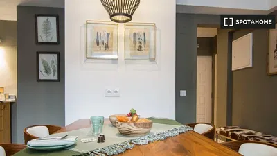 Кухиња; кухињски апарати, дрвени под, природно светло, модерни стил