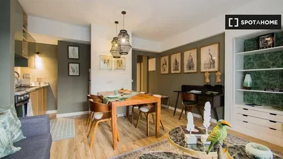 Kuhinja; kuhinjski aparati, drveni pod, prirodno svjetlo, moderni stil