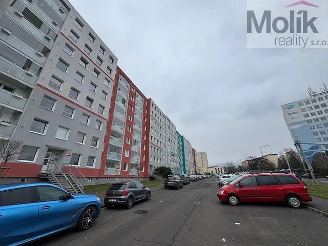 Хол; дървен под, естествена светлина, модерен стил