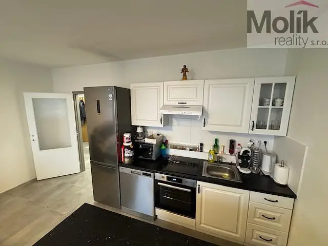 Кухня; кухненски уреди, дървен под, естествена светлина, модерен стил