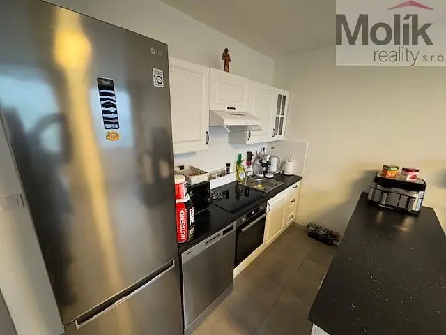 Хол; дървен под, естествена светлина, модерен стил