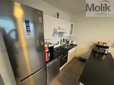 Хол; дървен под, естествена светлина, модерен стил