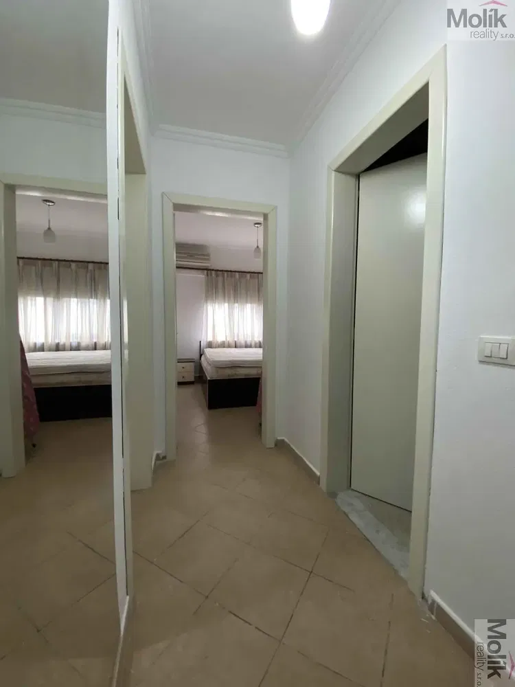 Σαλόνι; ξύλινο πάτωμα, φυσικό φως, μοντέρνο στυλ