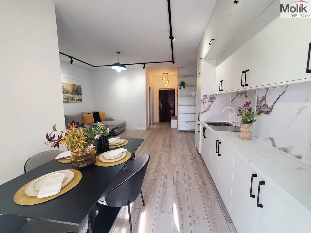 غرفة معيشة; أرضية خشبية, ضوء طبيعي, أسلوب عصري