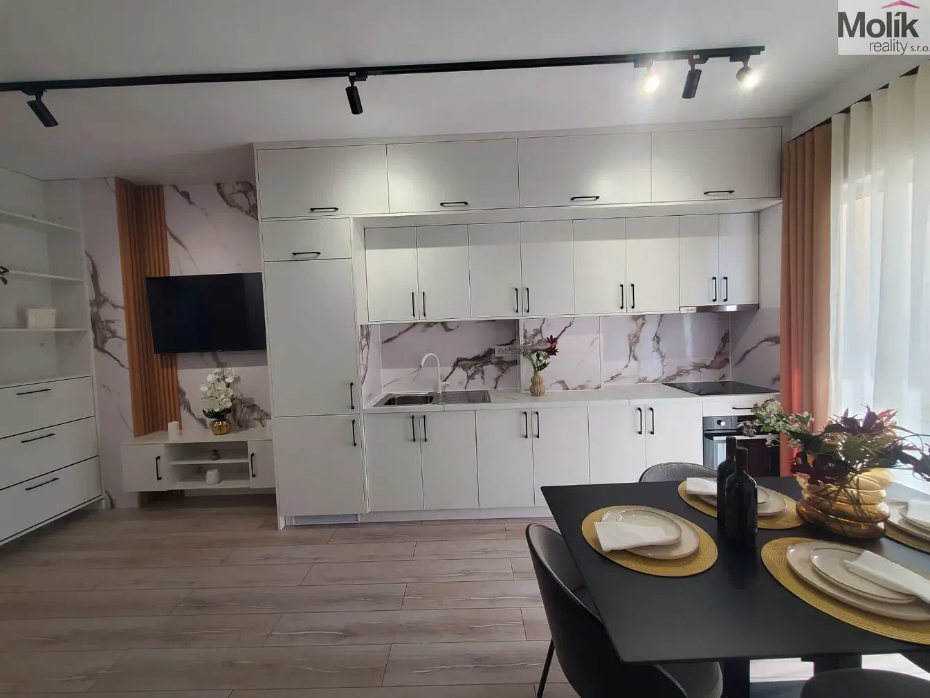 غرفة معيشة; أرضية خشبية, ضوء طبيعي, أسلوب عصري