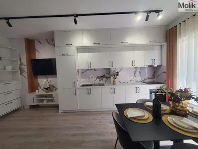 غرفة معيشة; أرضية خشبية, ضوء طبيعي, أسلوب عصري