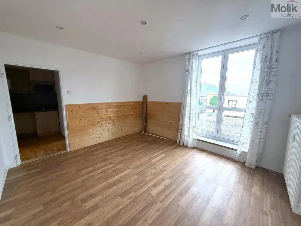 Wohnzimmer; holzboden, tageslicht, moderner stil, hohe decken