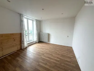 Wohnzimmer; holzboden, tageslicht, moderner stil