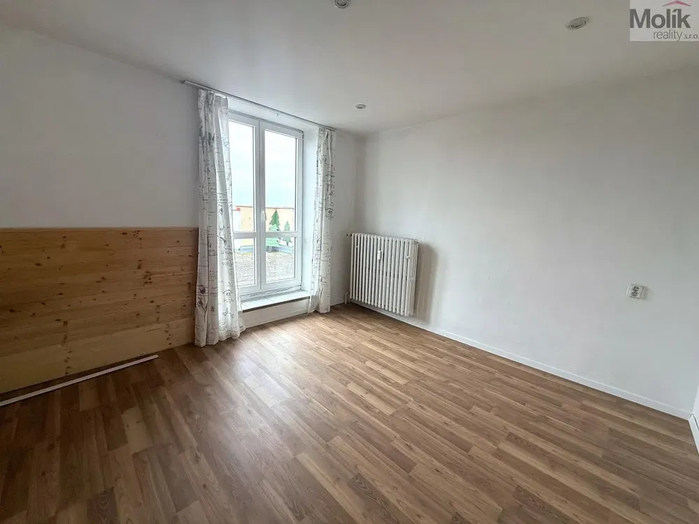 Wohnzimmer; holzboden, tageslicht, moderner stil