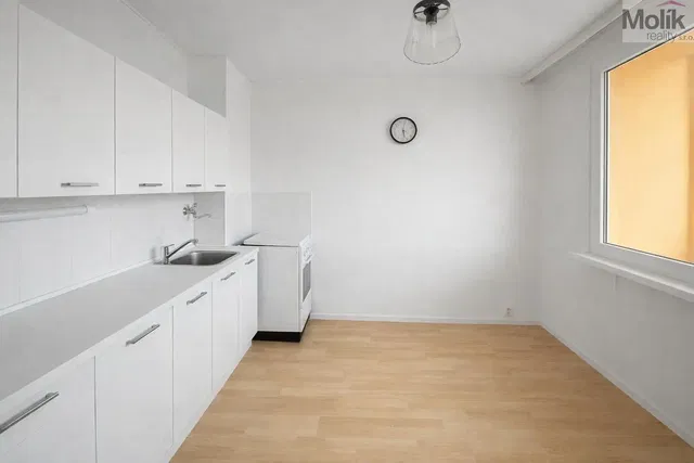 Кухня; кухненски уреди, дървен под, естествена светлина, модерен стил