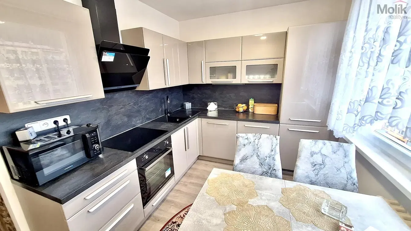 Кухня; кухненски уреди, дървен под, естествена светлина, модерен стил