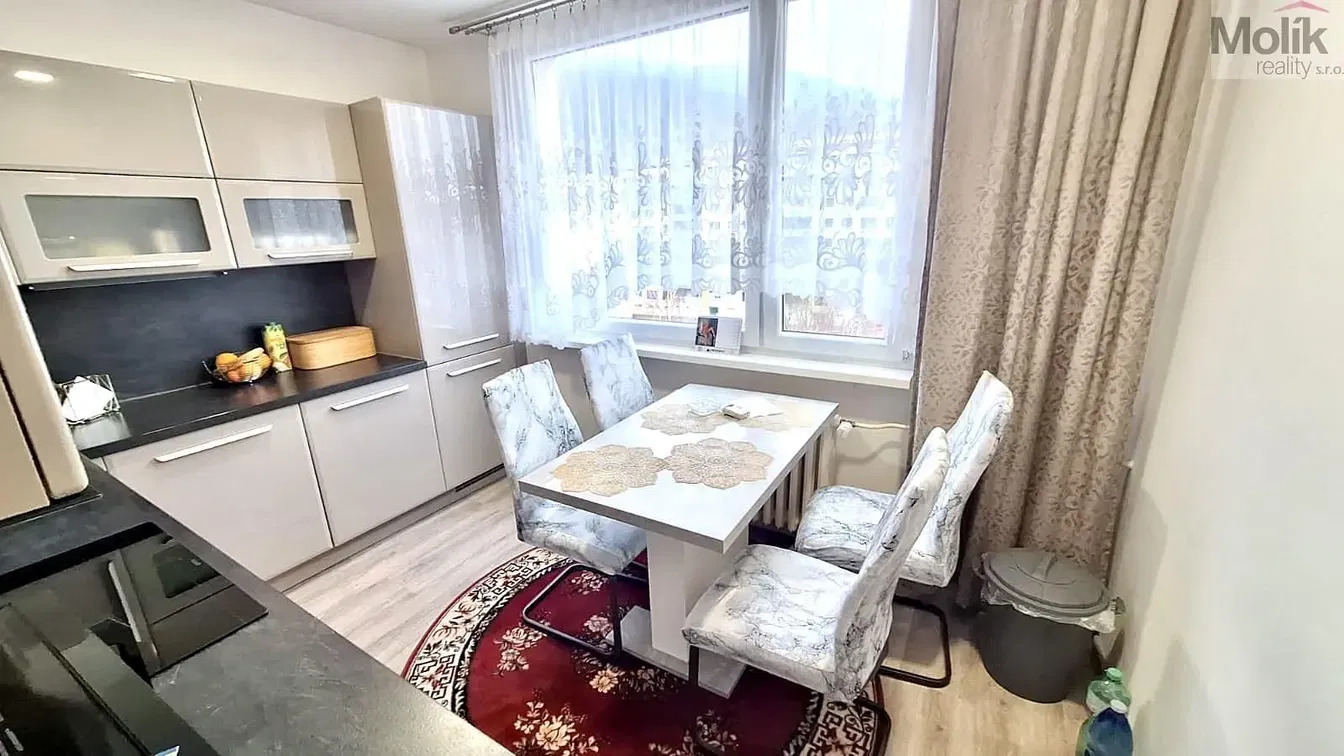 Хол; дървен под, естествена светлина, модерен стил