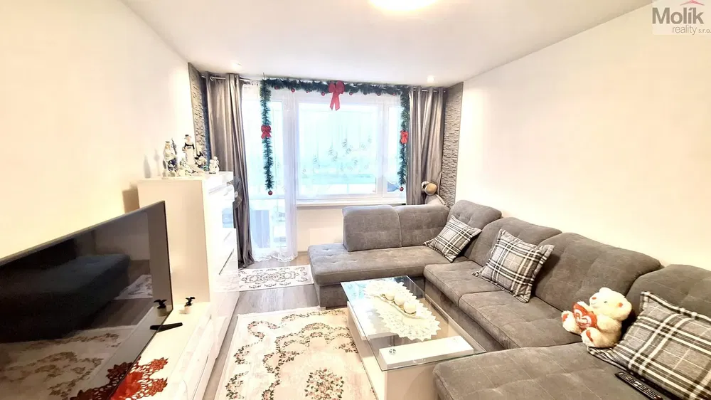 Хол; дървен под, естествена светлина, модерен стил