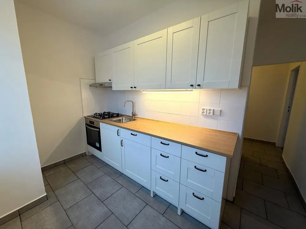 Küche; küchengeräte, holzboden, tageslicht, moderner stil