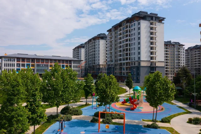 Obývačka; drevená podlaha, prirodzené svetlo, moderný štýl