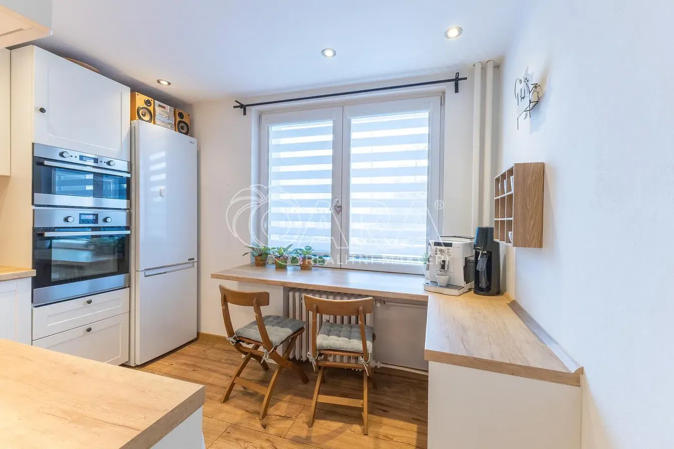 Хол; дървен под, естествена светлина, модерен стил, високи тавани