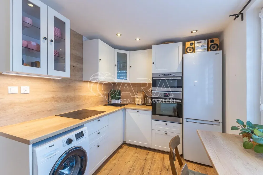 Кухня; кухненски уреди, дървен под, естествена светлина, модерен стил