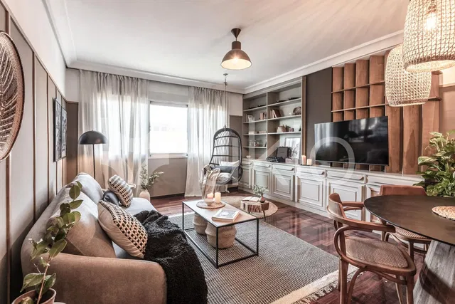 Mutfak; mutfak aletleri, ahşap zemin, doğal ışık, modern stil