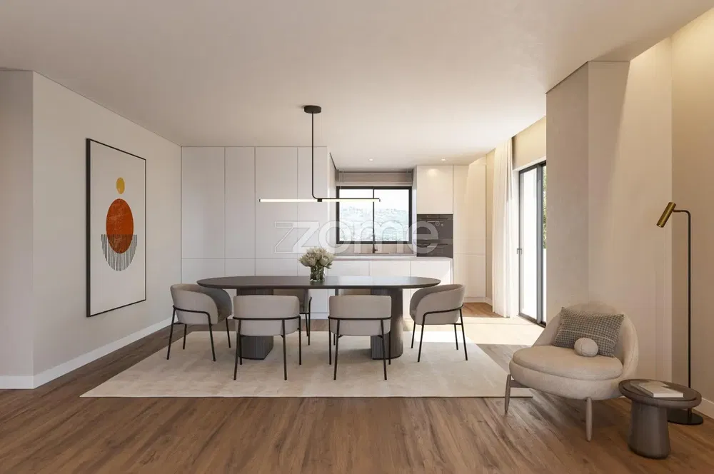 Keuken; keukenapparatuur, houten vloer, natuurlijk licht, moderne stijl