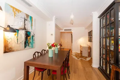 Wohnzimmer; holzboden, tageslicht, moderner stil