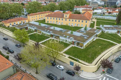 Küche; küchengeräte, holzboden, tageslicht, moderner stil