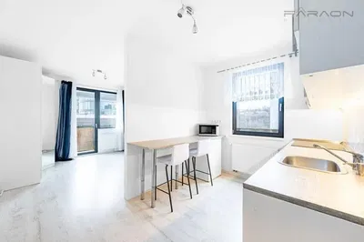 Wohnzimmer; holzboden, tageslicht, moderner stil