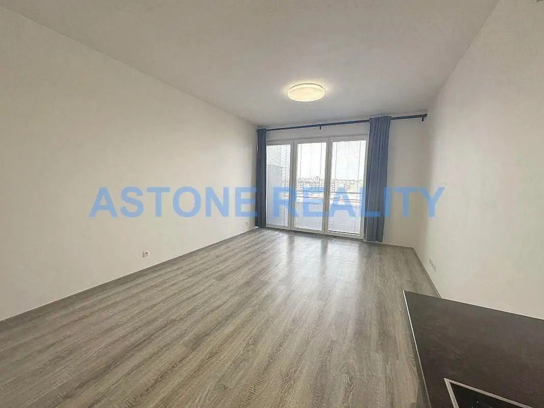 Obývačka; drevená podlaha, prirodzené svetlo, moderný štýl