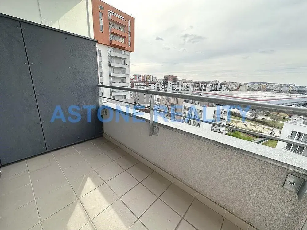 Kuchyňa; kuchynské spotrebiče, drevená podlaha, prirodzené svetlo, moderný štýl