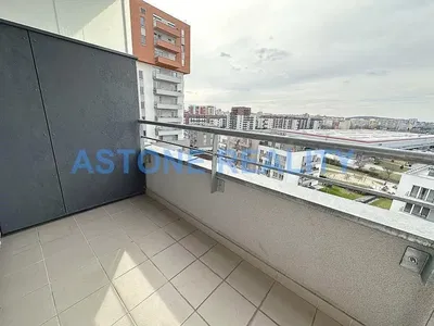 Kuchyňa; kuchynské spotrebiče, drevená podlaha, prirodzené svetlo, moderný štýl