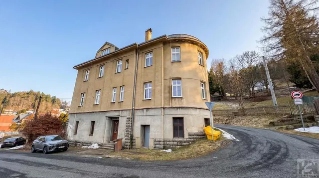 Кухня; кухненски уреди, дървен под, естествена светлина, модерен стил