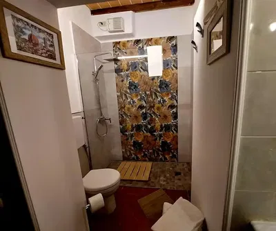 Kuhinja; kućanski aparati, drveni pod, prirodna svjetlost, moderan stil