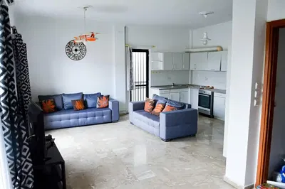 Cocina; electrodomésticos, suelo de madera, luz natural, estilo moderno